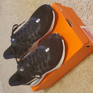 Nike Women's Air Zoom Vomero 14 (black/white size 9.5)